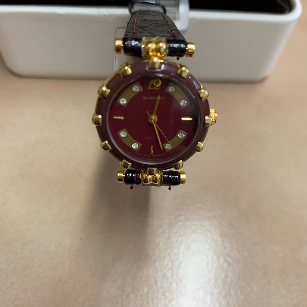 *Quemex Quartz  burgundy color Case for Ladies